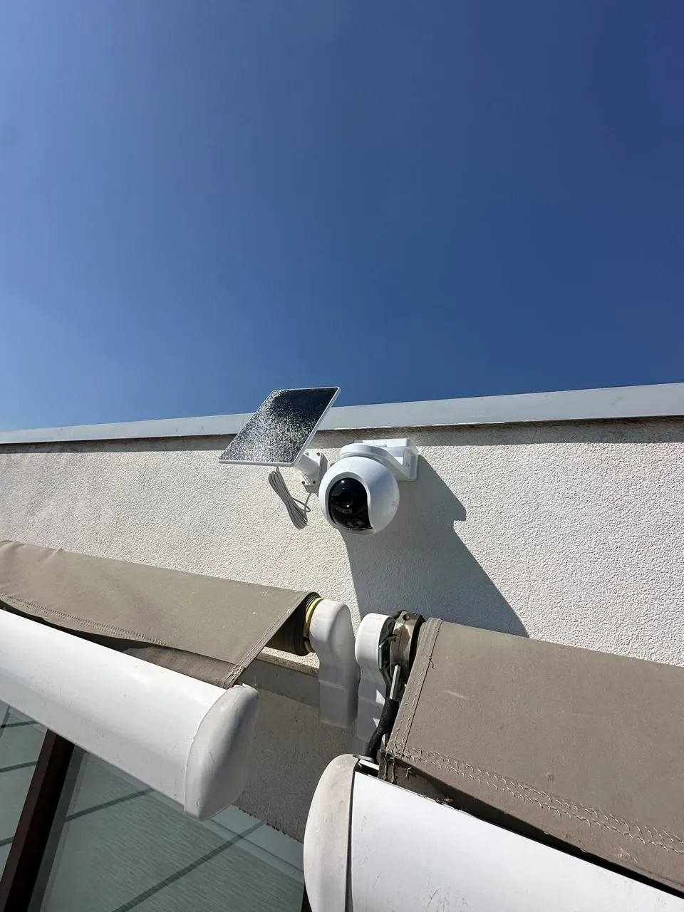 Cámara de seguridad exterior instalada en fachada en Las Condes