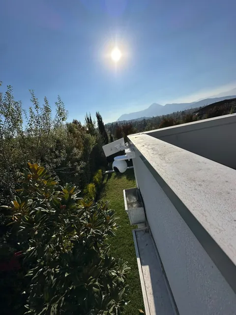 Cámara exterior con vista al jardín en Las Condes