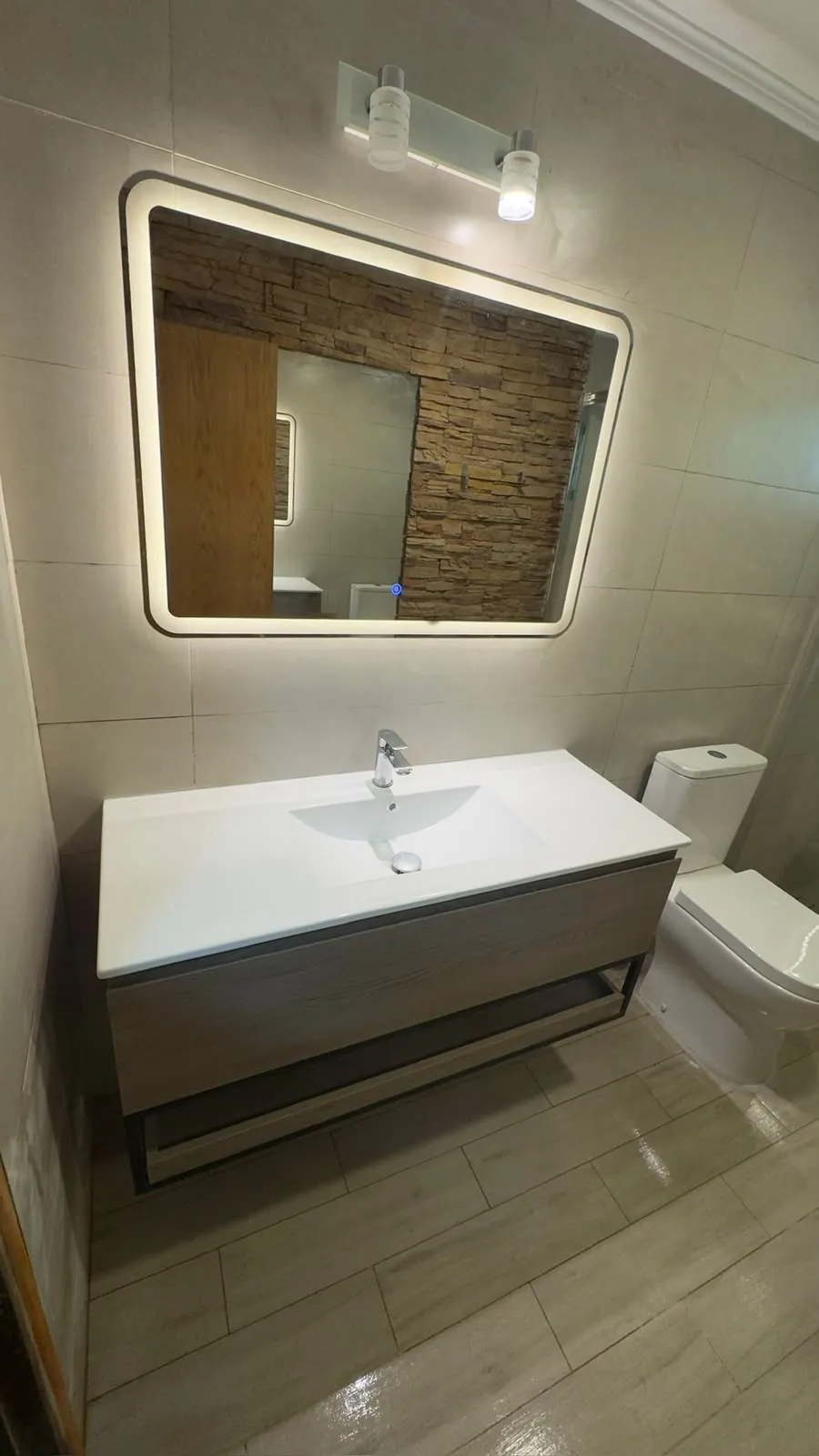 Mueble de baño y espejo iluminado en Viña del Mar