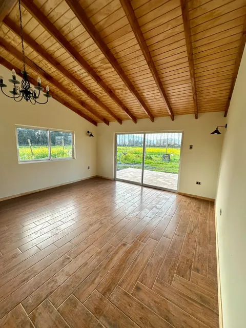 Interior con cielo de madera y vigas en San Vicente de Tagua Tagua