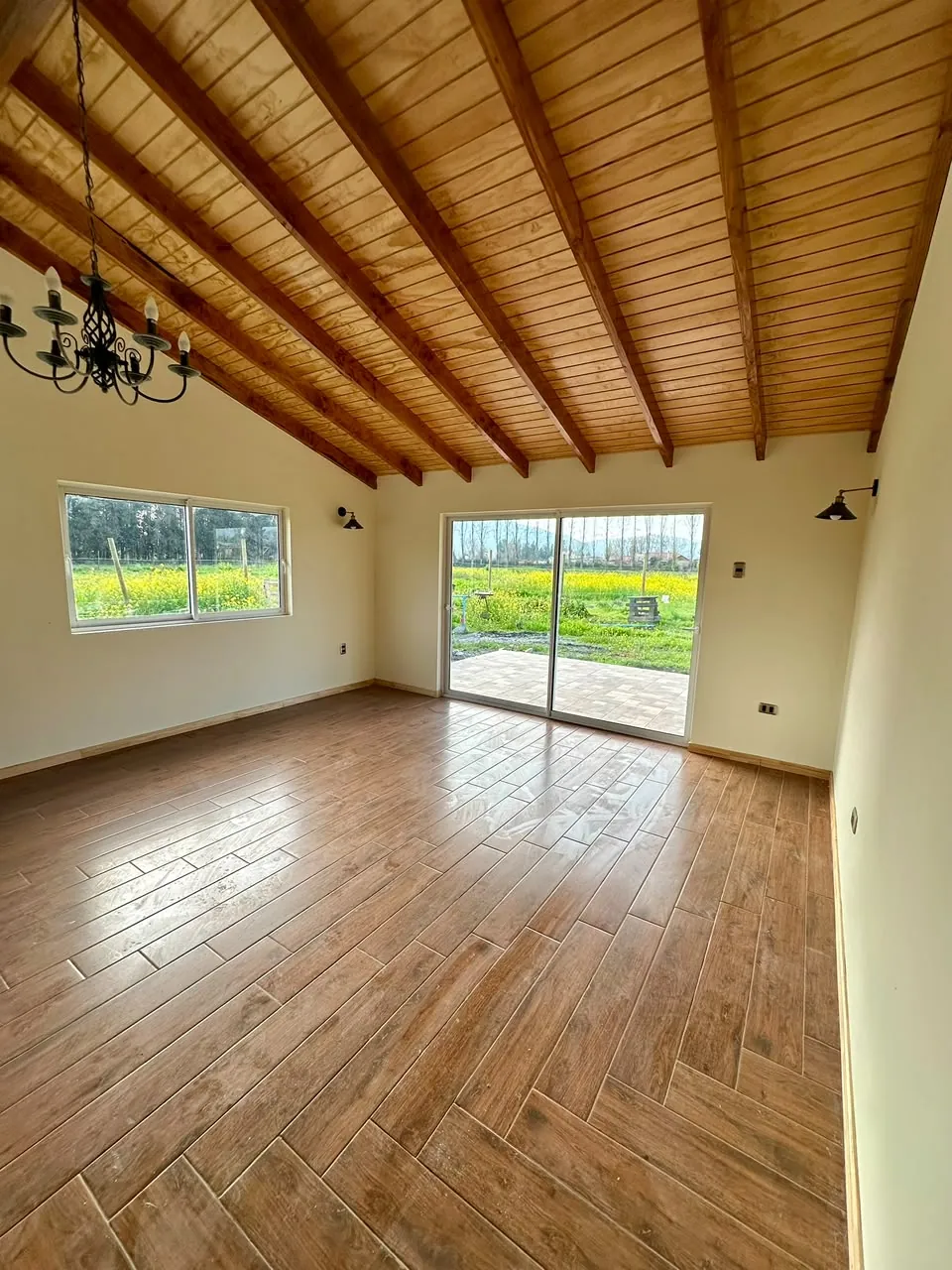 Interior con cielo de madera y vigas en San Vicente de Tagua Tagua