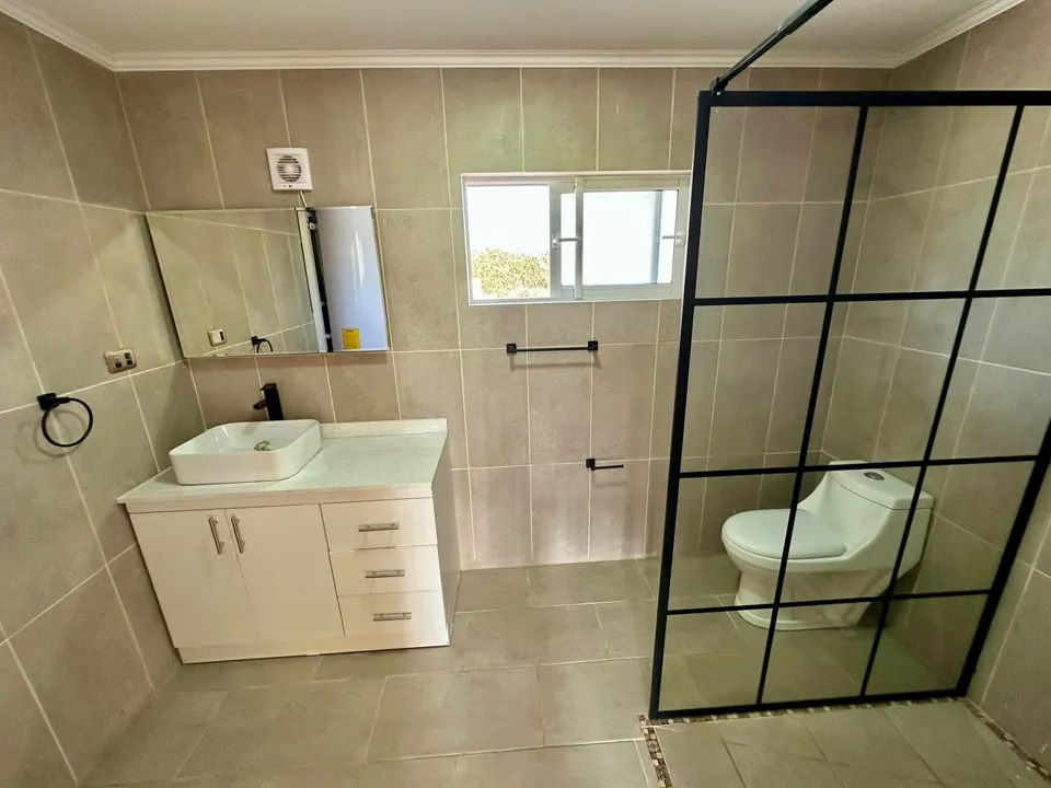 Baño con mampara de vidrio en San Vicente de Tagua Tagua