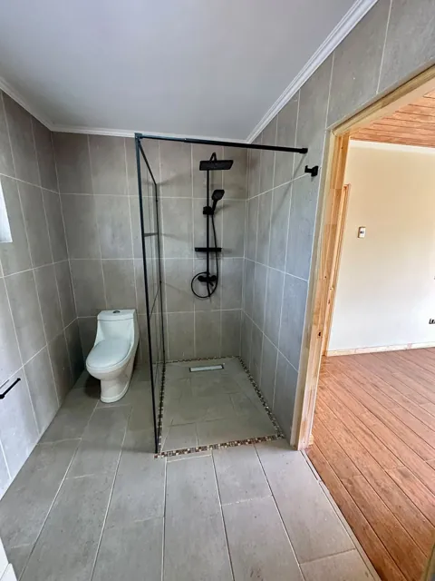 Ducha con perfilería negra en San Vicente de Tagua Tagua