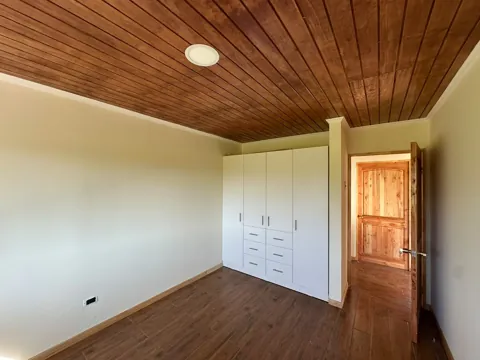 Habitación con piso y cielo de madera en San Vicente de Tagua Tagua