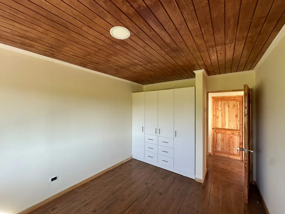 Habitación con piso y cielo de madera en San Vicente de Tagua Tagua
