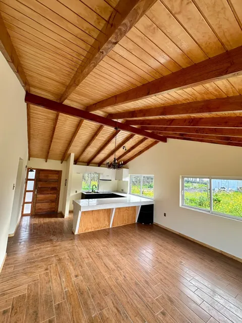 Espacio interior con vigas y cocina en San Vicente de Tagua Tagua