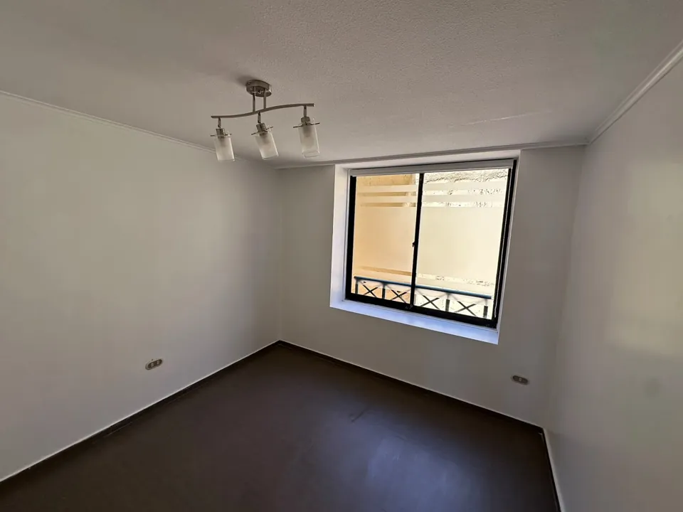 Habitación con piso gris en Viña del Mar