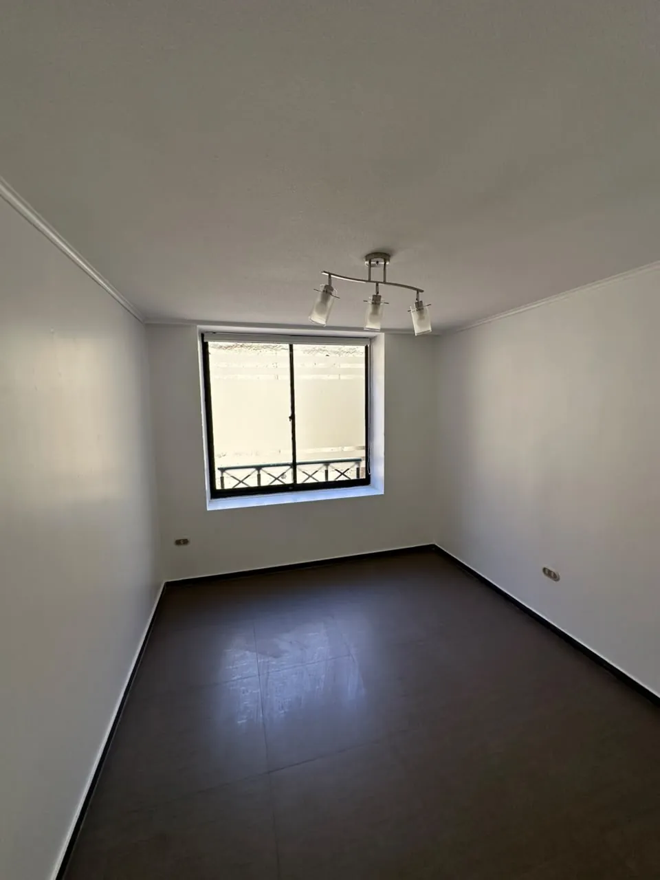Dormitorio con piso gris en Viña del Mar