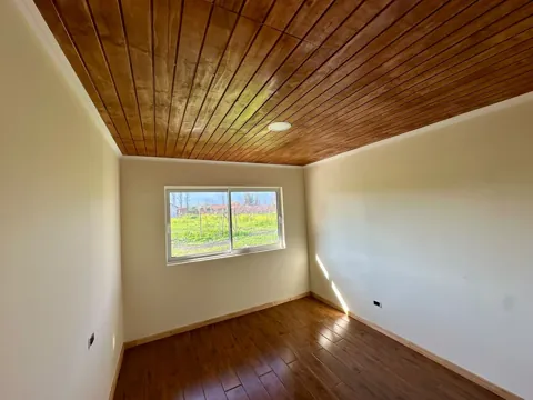 Interior con cielo revestido en madera en San Vicente de Tagua Tagua